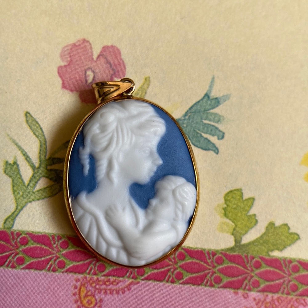 Solid 10K Yellow Gold Oval Blue Jasper “Mother with Child” Cameo Pendant & Chain